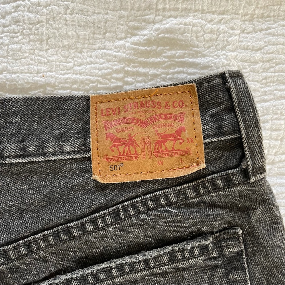 LEVIS 501 Mid Rise washed black button cutoff - Picture 5 of 5